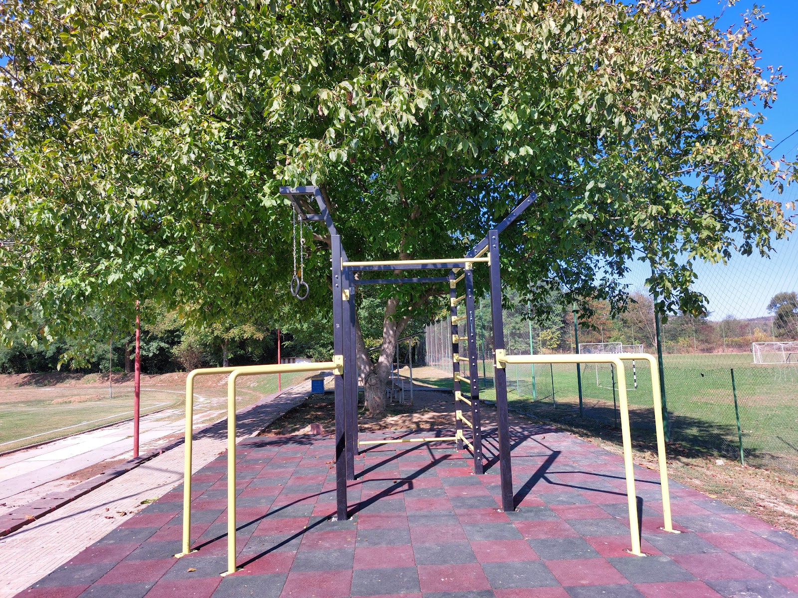 Outdoor station for calisthenics/gymnastics