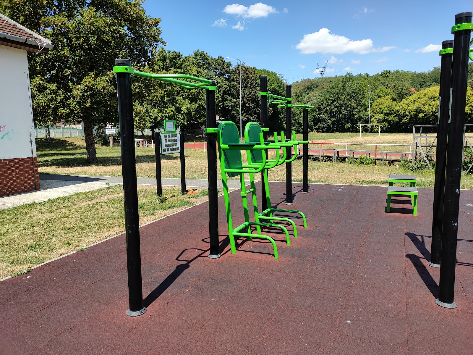 Street workout park, kondipark, kültéri edzőpark, futópálya