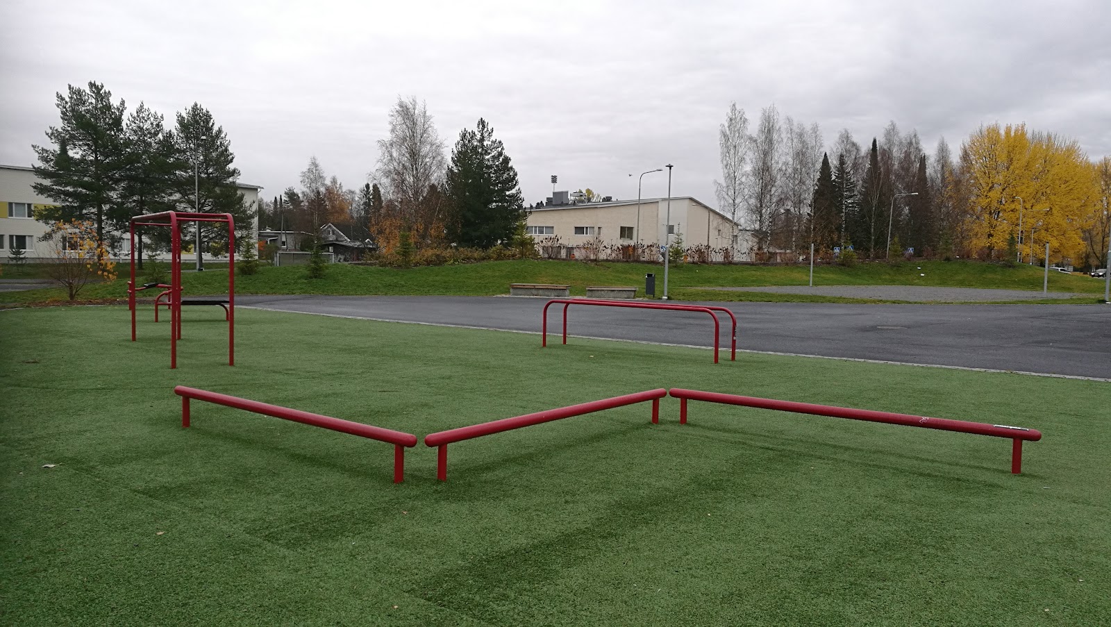 Vehmaisten kentän street workout -telineet / ulkokuntoilupaikka