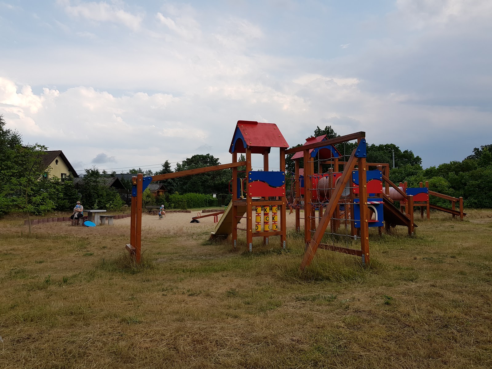 Plac zabaw, siłownia plenerowa i boisko