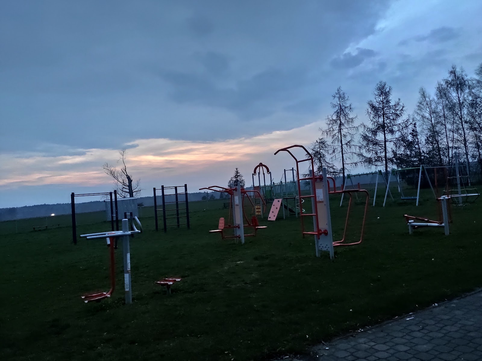 Plac zabaw, siłownia plenerowa