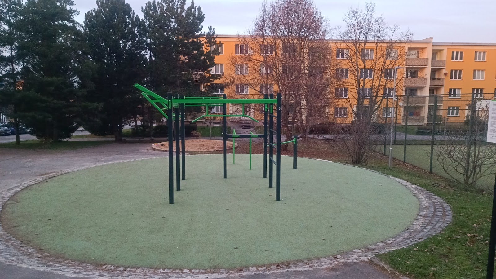 Street workout hriště (venkovní posilovna)