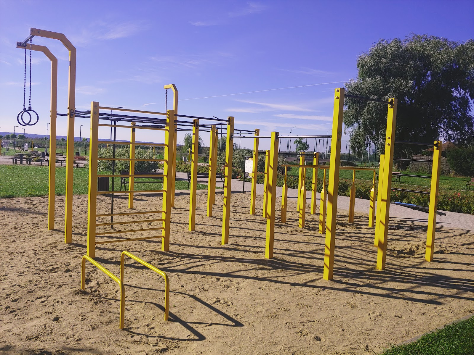 Centrum Sportowo Rekreacyjne - Siłownia - Kort Tenisowy - Plac Zabaw- Boisko do siatkówki - Boisko do koszykówki - Grill