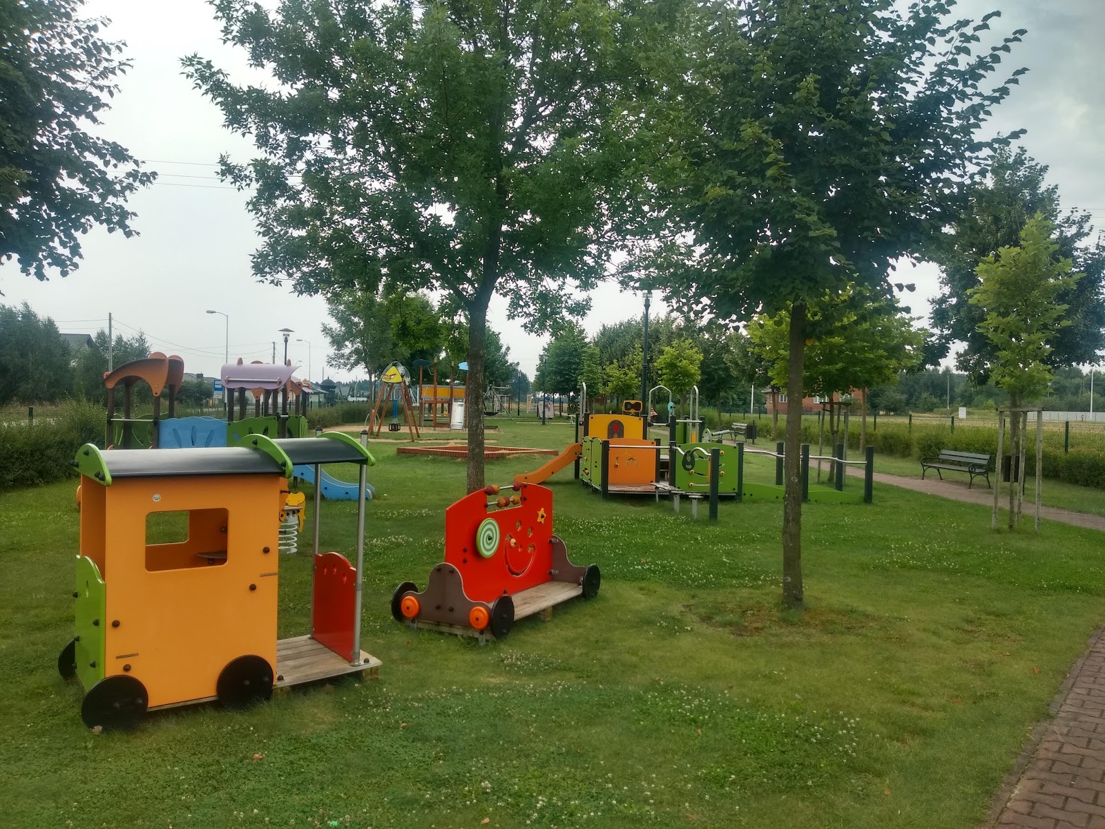 Plac zabaw i siłownia zewnętrzna